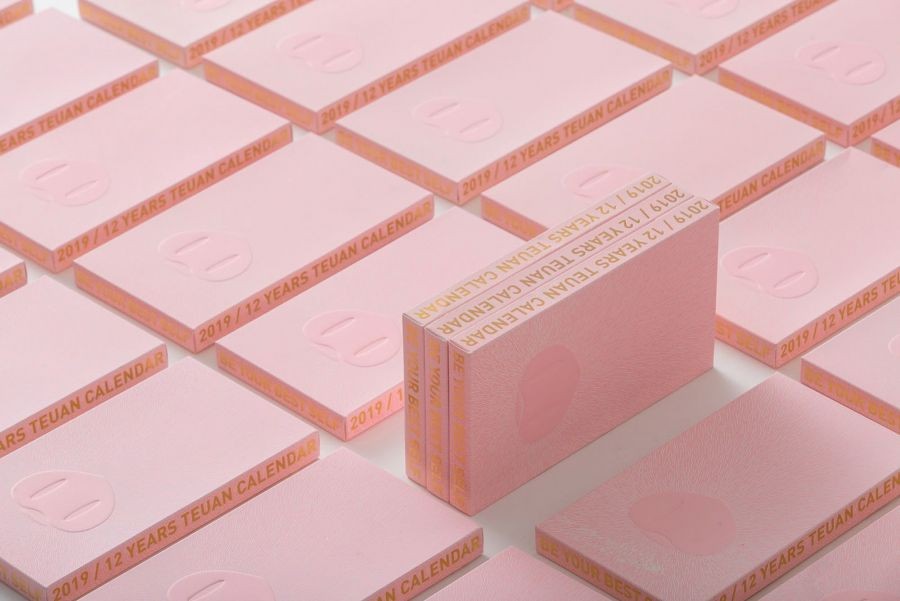 MANMANTEAM Design Office Inc.의 '돼지의 해' 탁상 달력