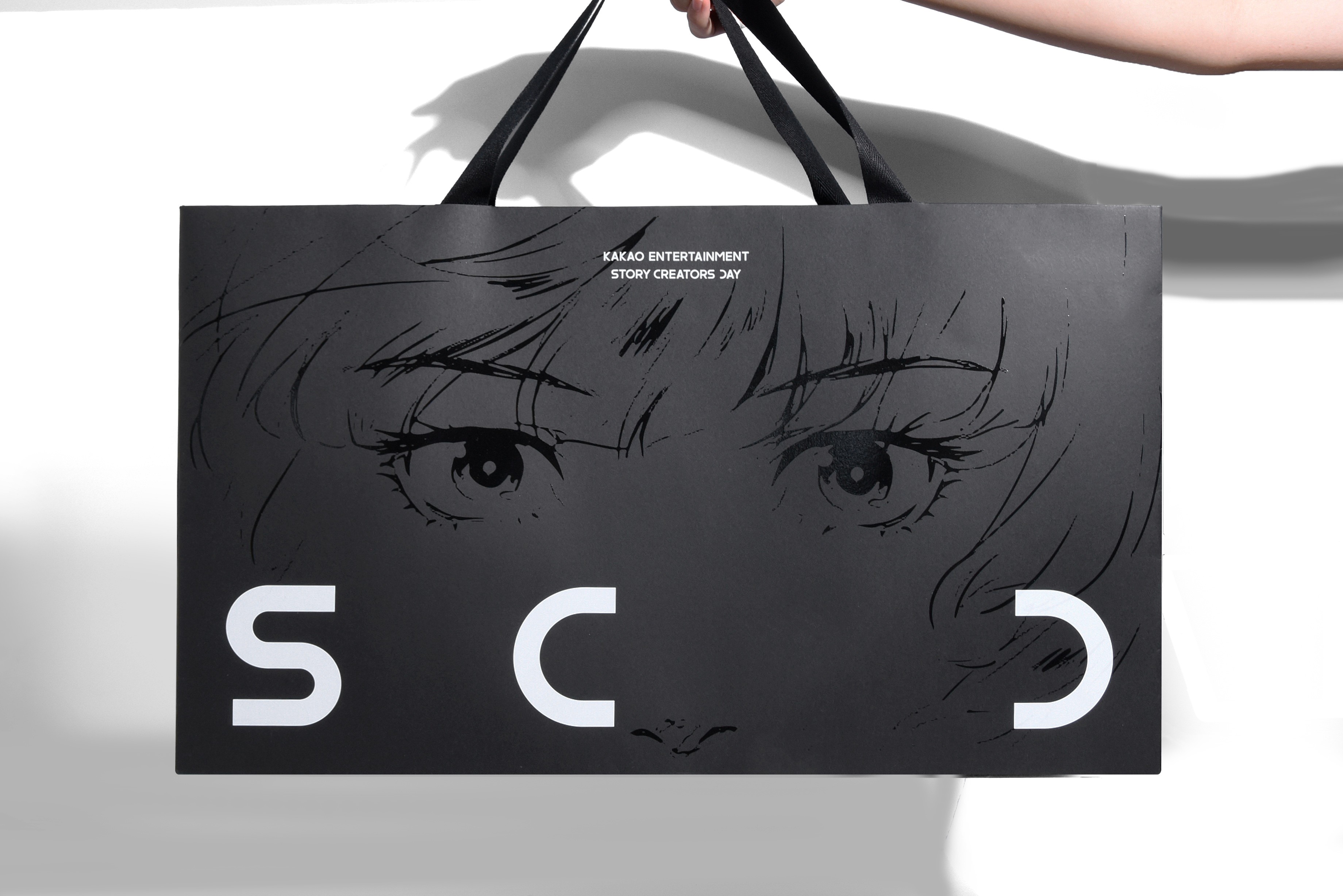 카카오엔터, 웹툰 작가 대상 '스토리 크리에이터스 데이' 행사 쇼핑백 패키지 제작하여 1