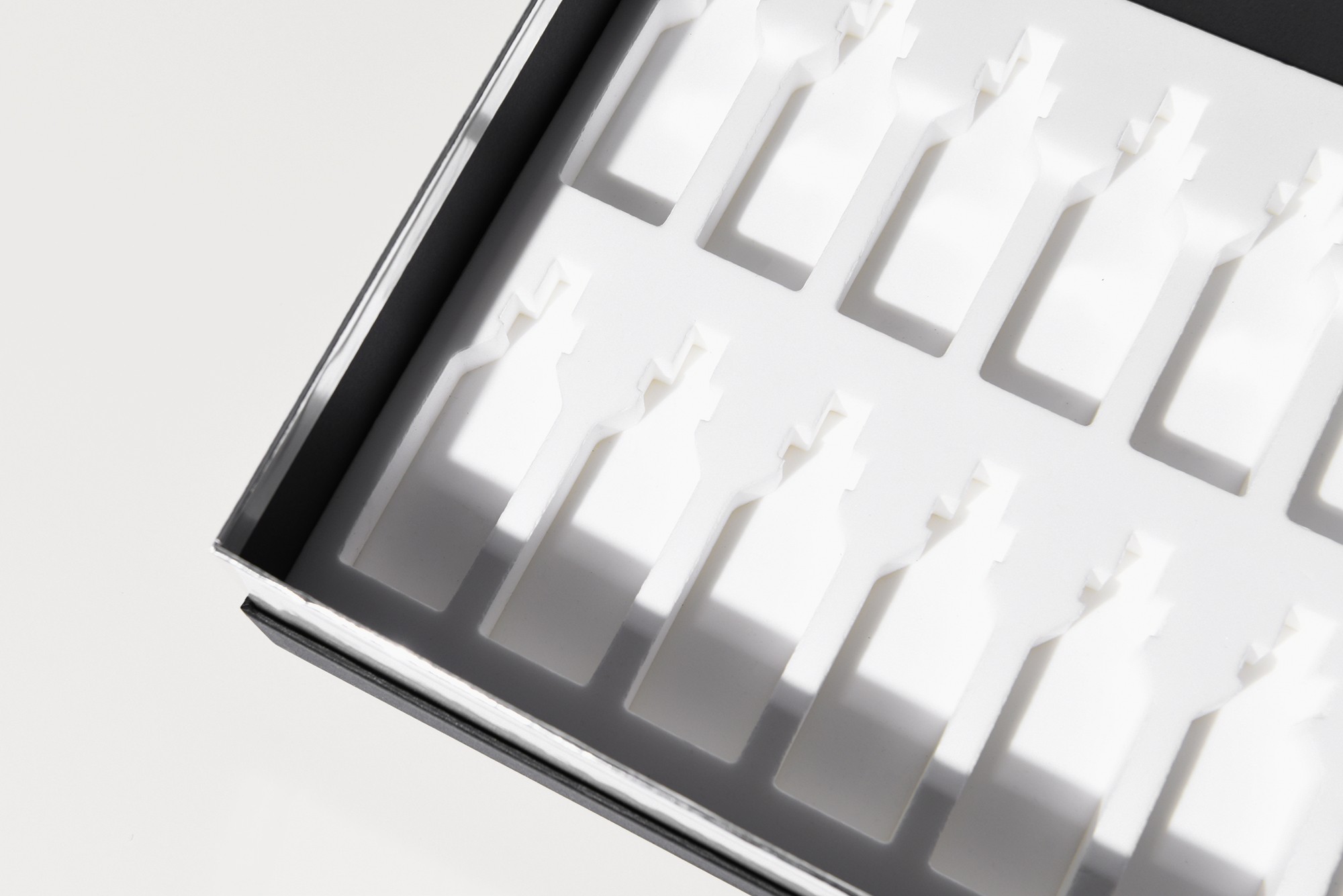 빛의 각도와 사진 표현으로 은박처럼 보일 수 있으나, 실제 패키지에는 샴페인 골드 금박 후가공이 적용되었습니다.